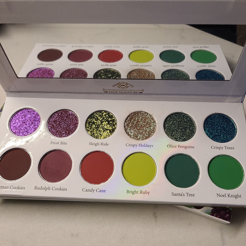 Dede' Signature Jingle Bell Ruby eyeshadow palette